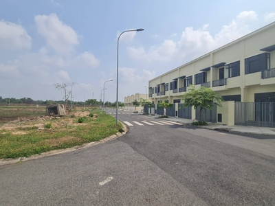 Nhà phố sổ sẵn liền kề bệnh viện quốc tế giá chỉ 2,1 tỷ 1