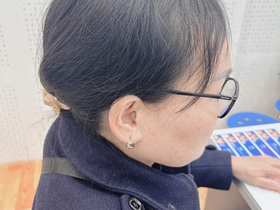 Bạn gặp khó khăn khi trò chuyện nơi đông người 6