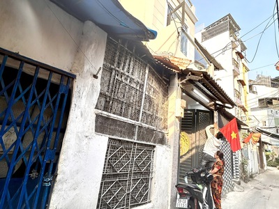 Bán nhà cách 2 căn ra có xe hơi- đ. đoàn văn bơ- lưu thông tôn thất thuyết- nguyễn tất thành. 0