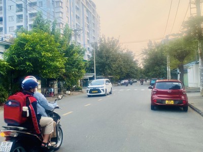 Ngay aeon mall   mặt tiền đường 12m có vỉa hè   đối diện công viên   60m   giá 8.x 4