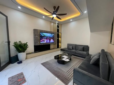 Gia thuỵ, nguyễn văn cừ  dt 60m - mt 8,5m  lô góc 4 tầng thang máy  nhích 14 tỷ 1