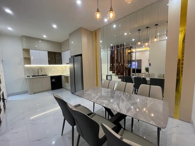 Gia thuỵ, nguyễn văn cừ  dt 60m - mt 8,5m  lô góc 4 tầng thang máy  nhích 14 tỷ 2