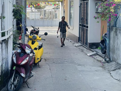 Nhà 2 tầng 2 mê kiệt ô tô full nội thất y hình  - gần đường chính tô hiệu 1