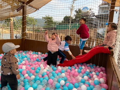 Tự chế thêm máng trượt cầu tuột nhỏ trong nhà bằng cách chỉ mua thêm máng trượt bé 1 triệu 14