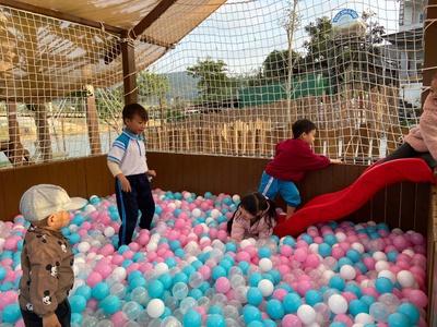 Tự chế thêm máng trượt cầu tuột nhỏ trong nhà bằng cách chỉ mua thêm máng trượt bé 1 triệu 15