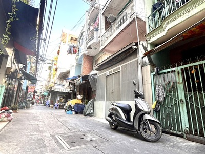 Bán nhanh nhà ngay chợ- 28m2- chỉ 4 đòng nhỉnh- không quy hoạch- cách 10m ra mt đ. đoàn văn bơ- kế 2