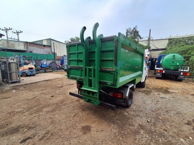 Cần bán xe chở rác 3