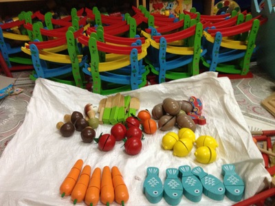 Mâm ngũ quả bằn gỗ có thớt và dao gỗ cắt ra dính lại 2