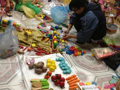 Mâm ngũ quả bằn gỗ có thớt và dao gỗ cắt ra dính lại 1