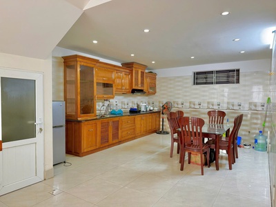 Cho thuê nhà phố Văn Cao, DT: 70m2, 5 p.ngủ khép kín 1