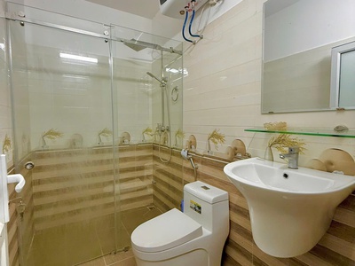 Cho thuê nhà phố Văn Cao, DT: 70m2, 5 p.ngủ khép kín 7