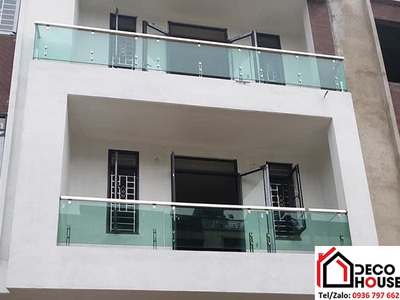 Mẫu lan can kính trụ lửng tay vịn inox cho nhà phố 0