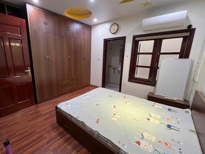 Cho thuê nguyên căn sân cổng Văn Cao, DT: 85m2, 4 ngủ khép kín. 1