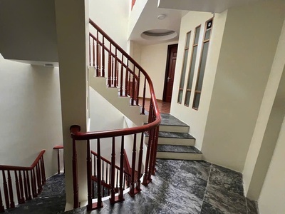 Cho thuê nguyên căn sân cổng Văn Cao, DT: 85m2, 4 ngủ khép kín. 4