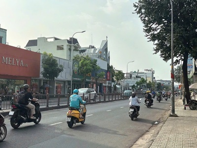 Giảm mạnh 4 tỷ nhà hẻm 1122 quang trung 5 lầu ngang 5.8m 90m2 có t.máy gần emart 14 tỷ. 2