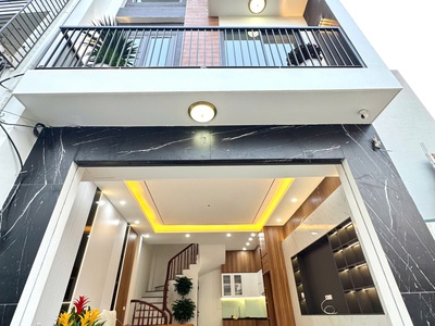 Bán nhà 5 tầng full nội thất- ô tô đỗ cửa 39m2 x 7.6 tỷ.phúc lợi-long biên. 0