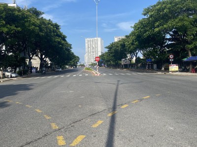 Chỉ 4.x  đ  - gần làng đại học - sát võ chí công - dt 90m - đ.5m5. 2