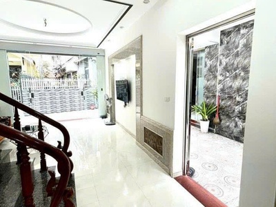 Cho thuê nhà ngõ Văn Cao, DT: 45m2, 4 p.ngủ. 8