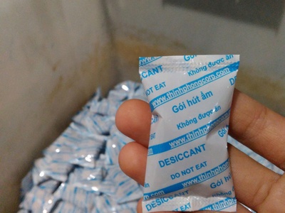 Đóng gói kín mà đồ ăn vặt vẫn mất độ giòn  Dùng gói hút ẩm Thịnh Phong 0