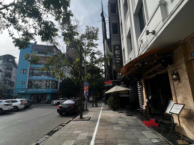 Bán mặt phố trương công giai - dt 140 m -  mt 10,5m - đầu tư xây toà vp, kd 2