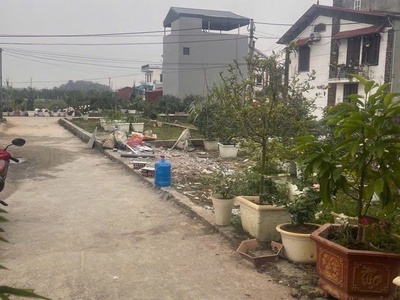 Chỉ 2,6 tỷ, tìm đâu ra lô đất 40m ở tổ 10, quang minh full thổ cư, đường rộng, oto đỗ đẹp thế này 1