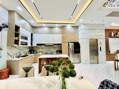 Bán nhà nguyễn sơn hxh thông  4 tầng có thang máy  97m ngang 5.8  giá 15 0