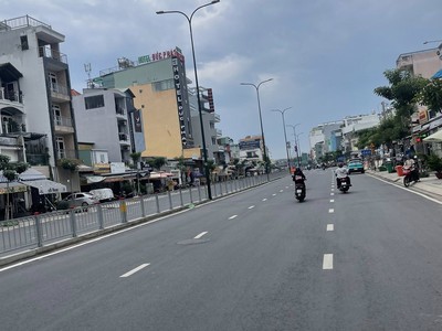 Bán nhà mặt tiền 5000m2 giá 420 tỷ đường dương quảng hàm 0