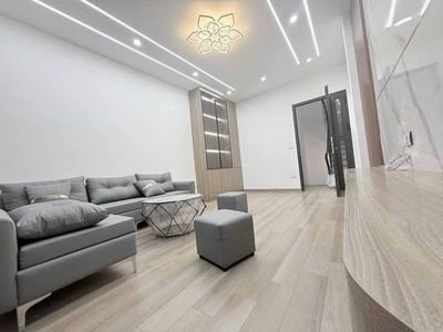 Hàng xóm cầu giấy phố võ chí công 40m 6t mt4,3m giá 9,9 tỷ nhà mới full nội thất, thang máy nhập 1