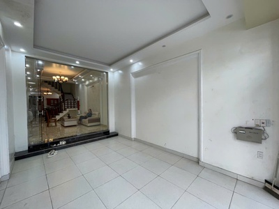 Cho thuê nhà mặt phố Văn Cao, DT: 80m2, 4 p.ngủ khép kín. 8