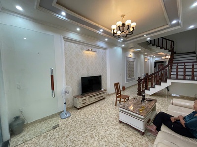 Cho thuê nhà mặt phố Văn Cao, DT: 80m2, 4 p.ngủ khép kín. 0