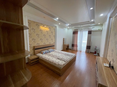 Cho thuê nhà mặt phố Văn Cao, DT: 80m2, 4 p.ngủ khép kín. 1