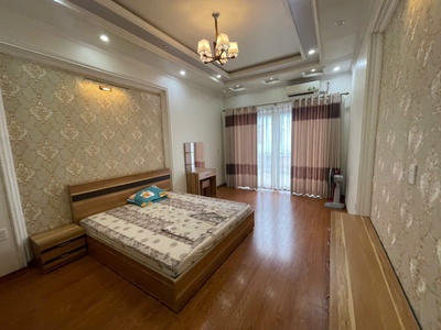 Cho thuê nhà mặt phố Văn Cao, DT: 80m2, 4 p.ngủ khép kín. 4