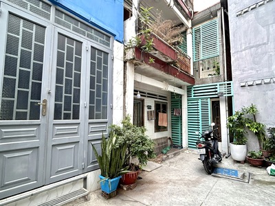 Bán nhà đ.tôn thất thuyết- trước nhà có sân rộng 4m- dtsd hơn 154m2- ngang 4.5m- lưu thông tôn đản- 1