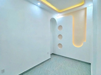 Bán nhà mới vào ở ngay- chỉ 2 .65t- đ.đoàn văn bơ- gần chợ 200 đ.xóm chiếu- hướng ra tôn đản- 3