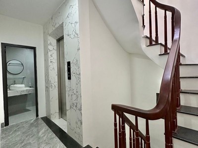 Bán siêu phẩm nhà trần khát chân 5 tầng thang máy long lanh lô góc sát phố hai bà trưng 3