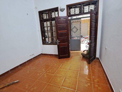 Nhà cho thuê ngõ 389 Hoàng Quốc Việt, Dt 55m2 x 4 tầng, mặt tiền 4m, đường 6m 1