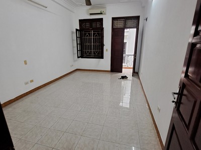 Nhà cho thuê ngõ 389 Hoàng Quốc Việt, Dt 55m2 x 4 tầng, mặt tiền 4m, đường 6m 6