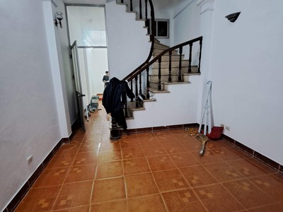 Nhà cho thuê ngõ 389 Hoàng Quốc Việt, Dt 55m2 x 4 tầng, mặt tiền 4m, đường 6m 8