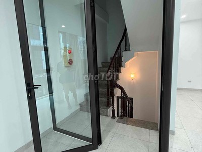 Cho thuê nhà mặt ngõ 180 Hoàng Quốc Việt, Diện tích 55m xây 6 tầng xây thông, mặt tiền 6m, đường 10m 4