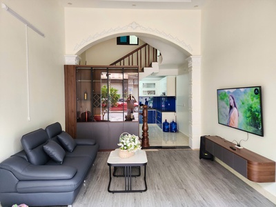 Cho thuê nhà 4 p.ngủ full đồ mặt phố Văn Cao. 0