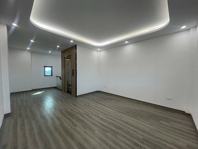 Hạ giá 400tr bán nhà cổ linh 46m2, 6 tầng thang máy chỉ 12.x tỷ, ô tô cạnh nhà 2