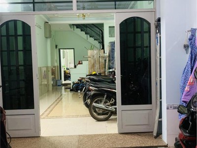 Bán nhà dương quảng hàm, p.5, gv - phía sau vincom phan văn trị. dt: 4m x 20m trệt 3 lầu, giá 9,8 2