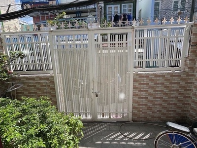 Bán nhà ngay trung tâm quận 4 - ngang đẹp 5.6m2- đất full thổ cư- đ.đoàn văn bơ- lưu thông xóm 2