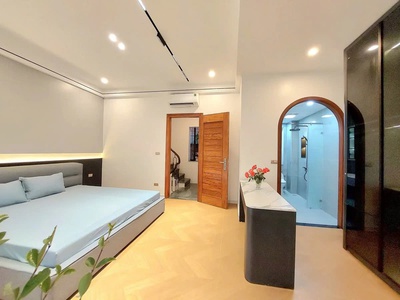 Hiếm - ngõ nông - nhà 6 tầng thang máy êm ru - nhà ở luôn- - trung tâm quận - tiện ích ngập 4