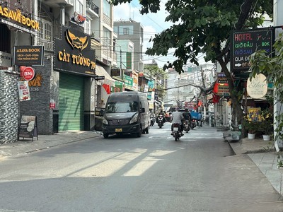 Khách sạn 7 tầng 2 sao hầm t.máy 22p 5.6m 125m2 mt gần thống nhất dt 180tr chỉ 23 tỷ. 2