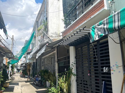 Nhà cũ 4x16 hẻm xe hơi c3 phạm hùng,bình hưng,bình chánh. giá: 2.6 tỷ 4