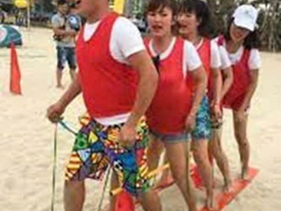 Cho thuê đôi dép khổng lồ , bán đôi dé ghỗ , đôi dép 5 người đi 2