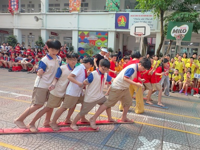 Cho thuê đôi dép khổng lồ , bán đôi dé ghỗ , đôi dép 5 người đi 4