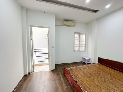 Cho thuê phòng rộng 50m2   ngõ 173 hoàng hoa thám  279 đội cấn    giá chỉ 4tr5 2