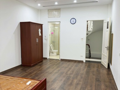 Cho thuê phòng rộng 50m2   ngõ 173 hoàng hoa thám  279 đội cấn    giá chỉ 4tr5 4